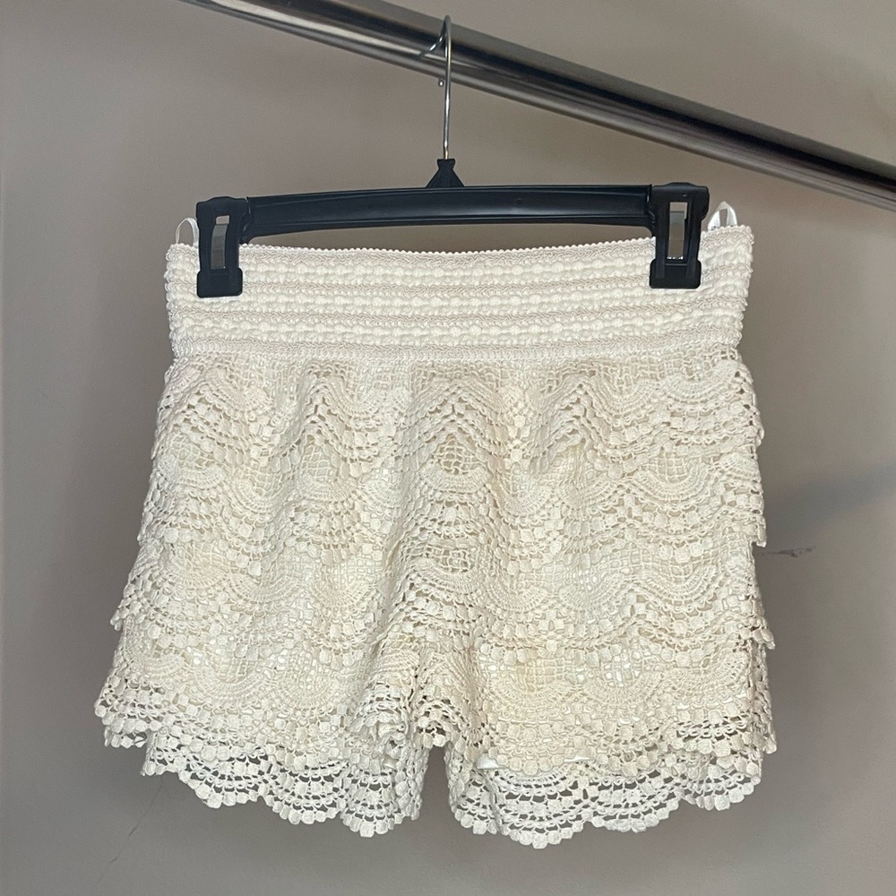 Med Ivory/crème ruffled shorts